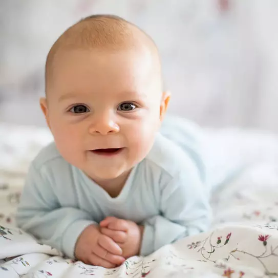Baby lacht