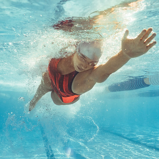 Frau schwimmt
