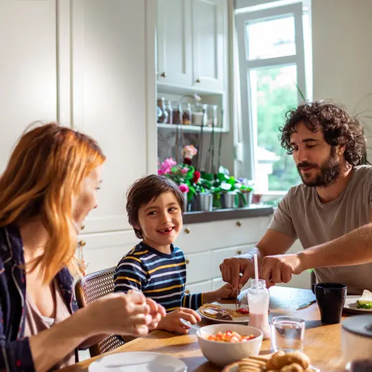Glückliche Familie am Esstisch