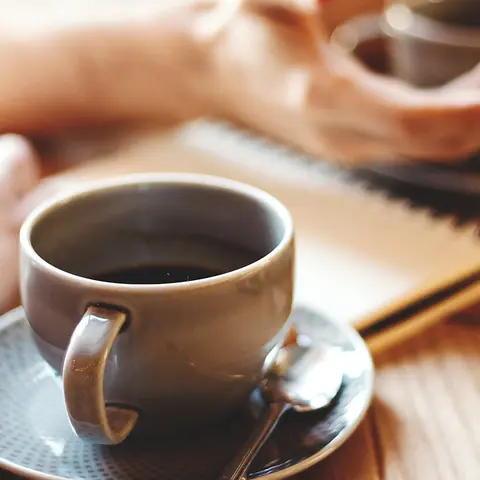 Kaffee auf Tisch